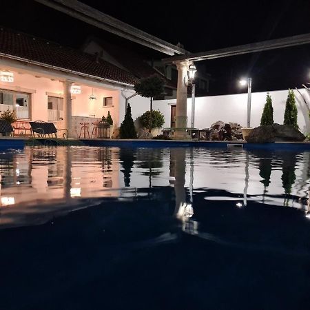 Resident Wellness Vendégház Békéscsaba Esterno foto