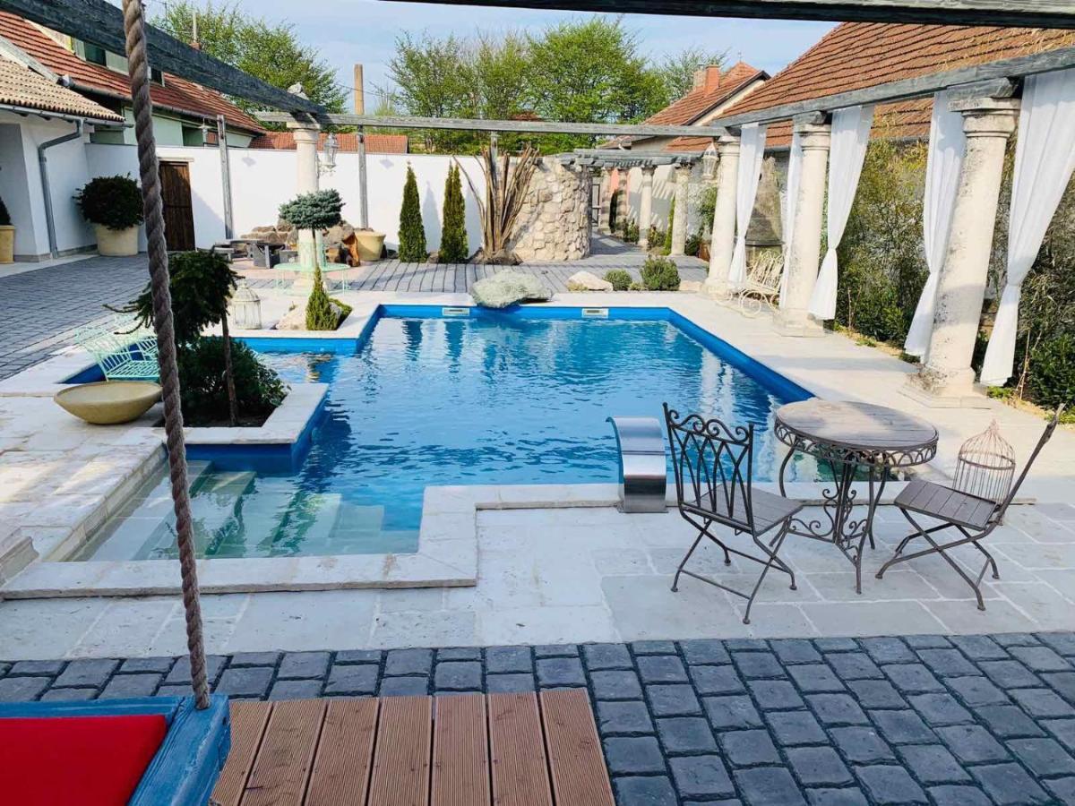 Resident Wellness Vendégház Békéscsaba Esterno foto